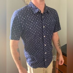 Men’s small Patagonia button up shirt. With blue and white design.